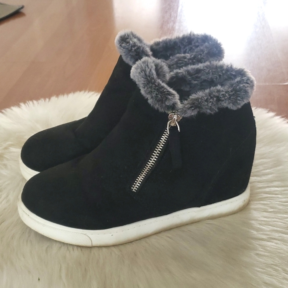 SODA girls Tiffany black faux fur wedge ankle boots sz 4.5 M